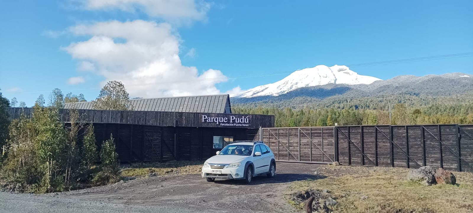 El acceso a Parque Pudú, con el volcán de fondo