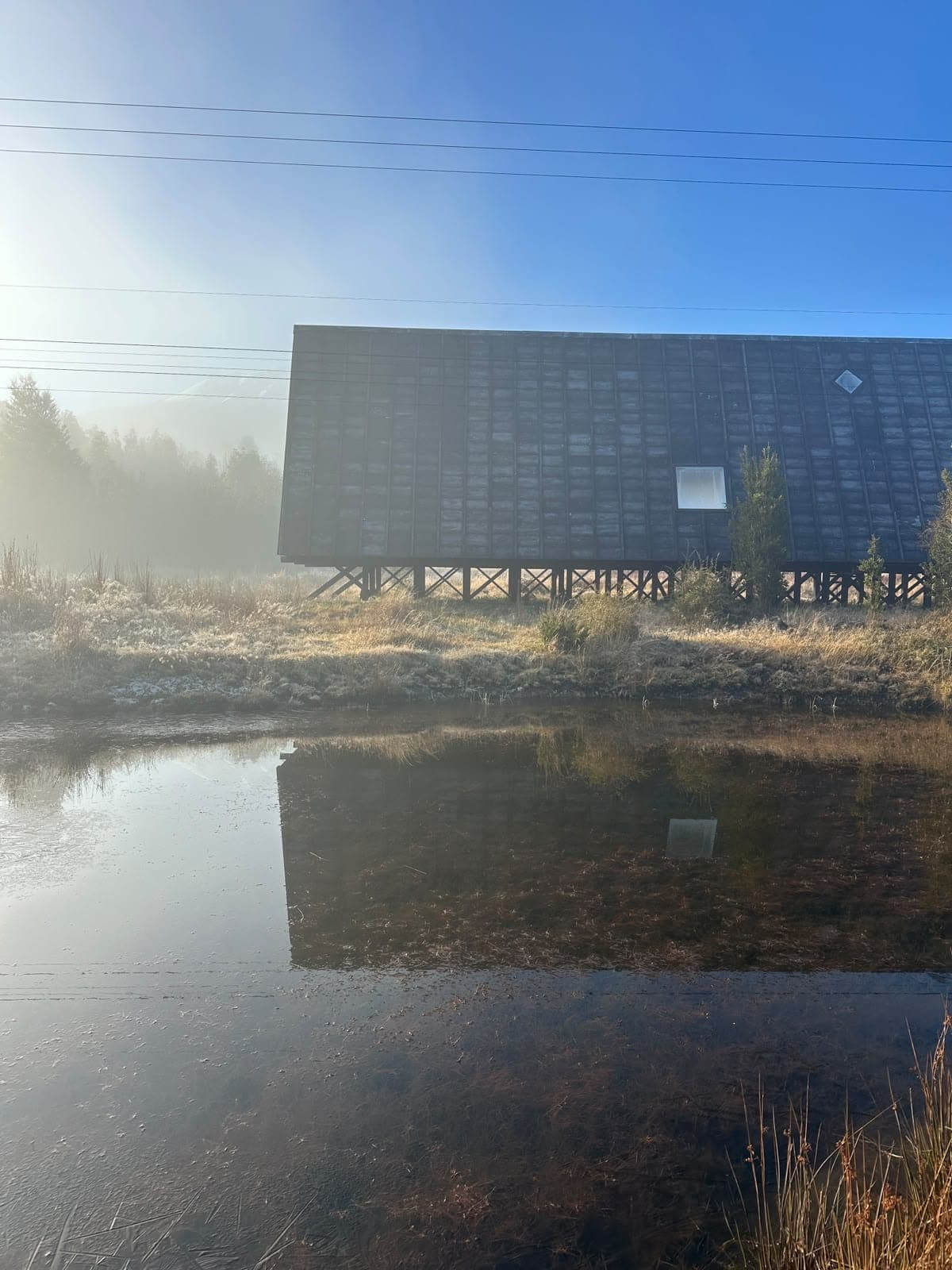 El Club House reflejado en la laguna