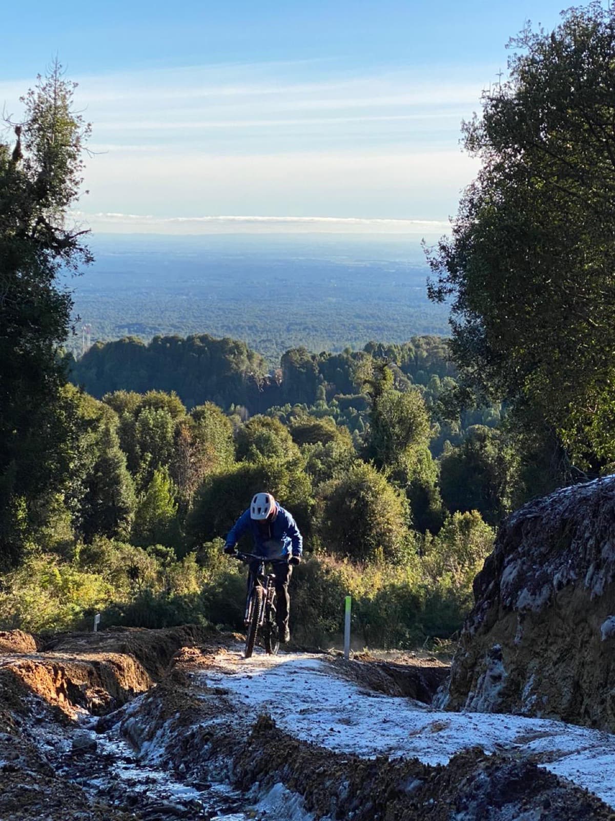 Recorriendo los caminos del parque, con el valle de fondo